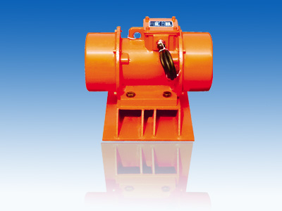 倉壁振動(dòng)器的結(jié)構(gòu)是由振動(dòng)電機(jī)、底座兩部分組成